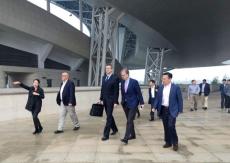 國際籃聯(lián)代表團考察集團青奧體育公園體育中心項目